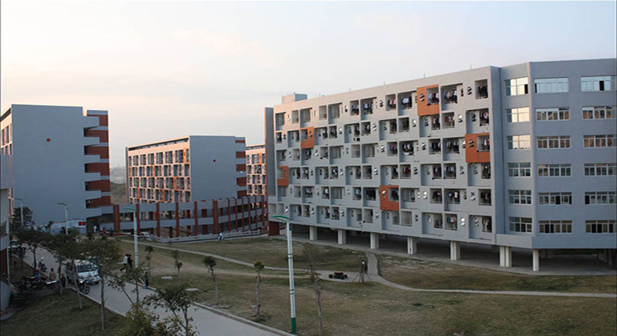 四川幼儿师专学生宿舍楼外景
