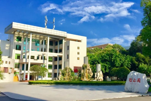  眉山一中校园环境