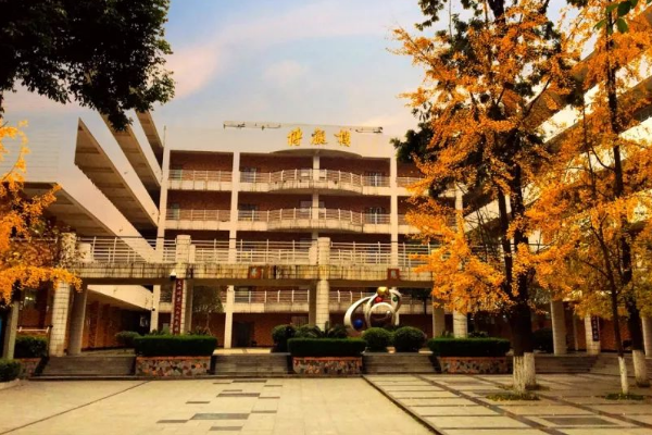  眉山一中校园环境