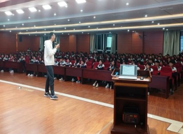 成都铁路卫生学校