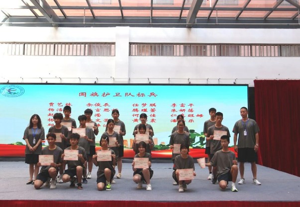 成都广信综合高中学校举行夏令营