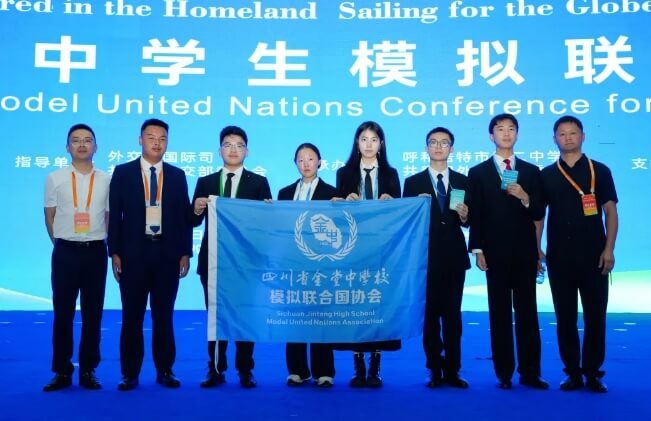 校园内环境优雅，绿树成荫，仿佛置身于一片天然的学习天地。教学楼设计现代，宽敞明亮的教室配备了先进的多媒体教学设备，为师生提供了良好的互动空间。此外，实验室、图书馆和体育馆等功能区域齐备，充分满足学生的多元化需求。科学实验室内设备完备，提供了丰富的实验条件，激发学生的探索精神；而图书馆内藏书丰富，静谧的阅读环境让学生沉浸在知识的海洋中，尽情汲取营养。校园内体育设施一应俱全，不论是篮球场、足球场还是田径跑道，均为学生们的身心健康发展提供了充分保障。金堂中学以其优良的教学设施，致力于培养全面发展的优秀人才，奠定了坚实的教育基础。