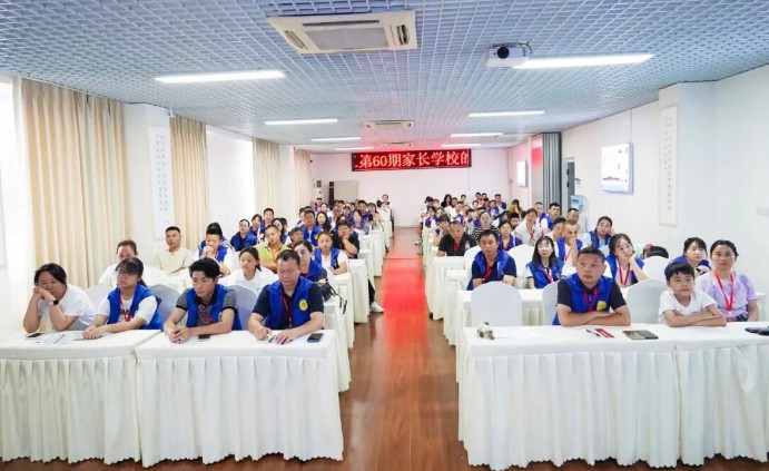华商理工职业学校开展家长学校系列活动