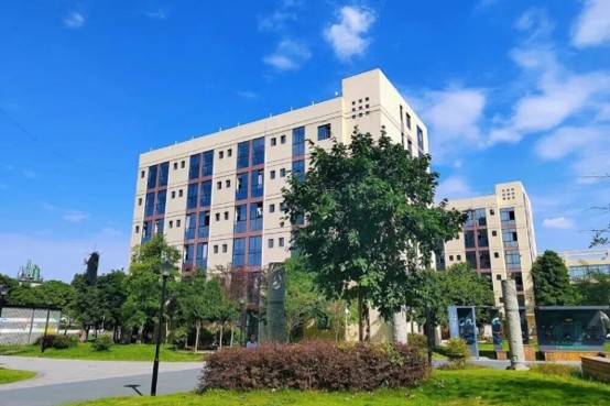 新津职高校园一角 新津职高校园一角